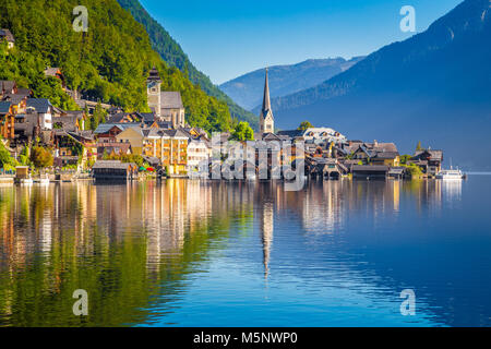 Klassische Postkarte Blick auf berühmte Hallstatt Stadt am See in den Alpen im schönen goldenen lichter Morgen bei Sonnenaufgang an einem schönen sonnigen Tag im Sommer, Salz Stockfoto