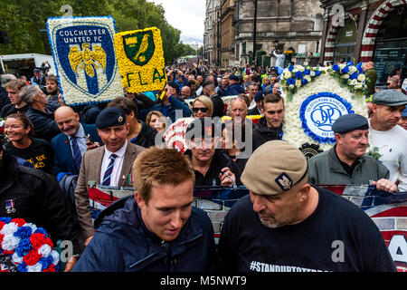 Der ehemalige britische Soldaten in die Fußball-Jungs Alliance (FLA) März in London gegen Extremismus, London, UK Stockfoto