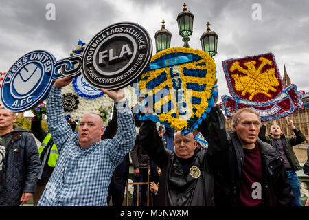 Fußball-Fans aus ganz Großbritannien Ort floral Tribute auf die Westminster Bridge für die Opfer der jüngsten Terroranschlag, London, UK erinnern Stockfoto