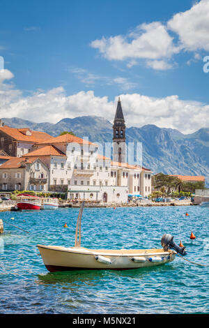 Historische Stadt Perast an der weltberühmten Bucht von Kotor an einem schönen sonnigen Tag mit blauen Himmel und Wolken im Sommer, Montenegro, Balkan, Europa Stockfoto