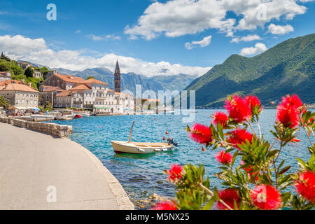 Historische Stadt Perast an der weltberühmten Bucht von Kotor an einem schönen sonnigen Tag mit blauen Himmel und Wolken im Sommer, Montenegro, Balkan, Europa Stockfoto