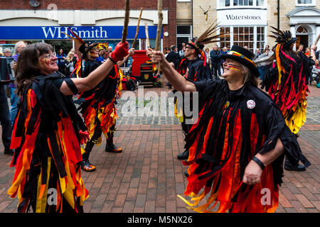 Blackpowder Morris Tänzer bei der jährlichen Lewes Folk Festival, Lewes, Sussex, UK Stockfoto