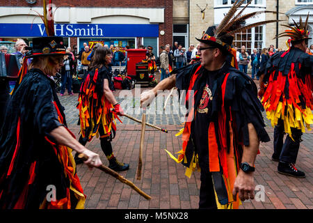 Blackpowder Morris Tänzer bei der jährlichen Lewes Folk Festival, Lewes, Sussex, UK Stockfoto