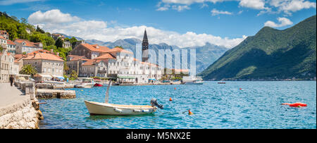 Historische Stadt Perast an der weltberühmten Bucht von Kotor an einem schönen sonnigen Tag mit blauen Himmel und Wolken im Sommer, Montenegro, Balkan, Europa Stockfoto