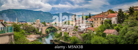 Panoramablick auf die Altstadt von Mostar mit der berühmten alten Brücke (Stari Most) im Sommer, Bosnien und Herzegowina Stockfoto