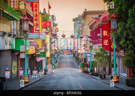 Berühmt ist San Francisco Chinatown, die älteste Chinatown in Nordamerika und der größte chinesische Enklave außerhalb von Asien, bei Sonnenaufgang, Kalifornien, USA Stockfoto