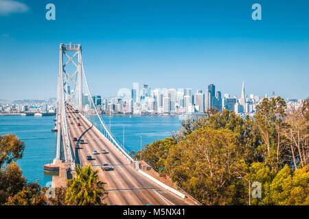 Klassische Panoramablick auf San Francisco Skyline mit berühmten Oakland Bay Bridge an einem schönen sonnigen Tag mit blauen Himmel im Sommer beleuchtet, San Franc Stockfoto
