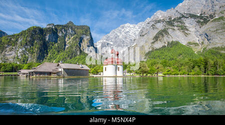 See Konigssee mit weltberühmten Wallfahrtskirche St. Bartholomä und Watzmann an einem schönen sonnigen Tag im Sommer, Bayern, Deutschland Stockfoto