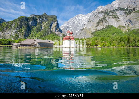 See Konigssee mit weltberühmten Wallfahrtskirche St. Bartholomä und Watzmann an einem schönen sonnigen Tag im Sommer, Bayern, Deutschland Stockfoto