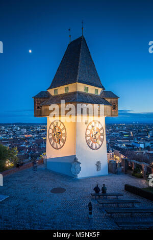 Schöne Dämmerung Blick auf berühmte Grazer Uhrturm (Uhrturm) während der Blauen Stunde in der Dämmerung, Graz, Steiermark, Österreich Stockfoto