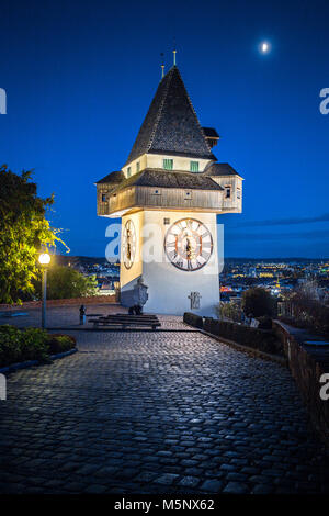 Schöne Dämmerung Blick auf berühmte Grazer Uhrturm (Uhrturm) während der Blauen Stunde in der Dämmerung, Graz, Steiermark, Österreich Stockfoto