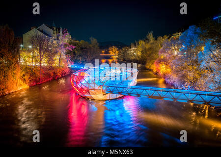 Schöne Panorama der berühmten Grazer Murinsel, eine künstliche schwimmende Insel in der Mitte der Mur bei Nacht beleuchtet, Graz, Steiermark, Stockfoto