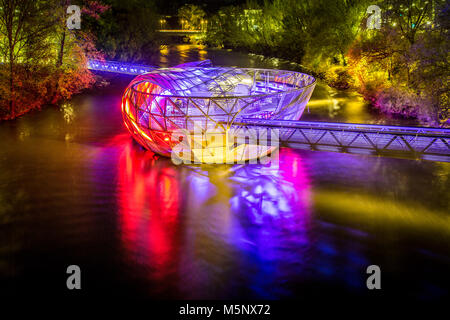 Schöne Panorama der berühmten Grazer Murinsel, eine künstliche schwimmende Insel in der Mitte der Mur bei Nacht beleuchtet, Graz, Steiermark, Stockfoto