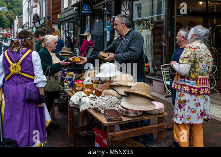 Die Menschen suchen, finden und kaufen Artikel aus einem Bric-a-Brac ausgeht, High Street, Lewes, Sussex, UK Stockfoto