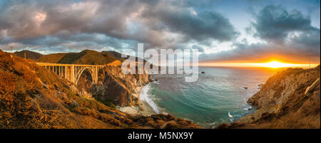 Panoramablick auf das historische Bixby Creek Bridge entlang der berühmten Highway 1 im schönen goldenen Abendlicht bei Sonnenuntergang, Big Sur, Kalifornien, USA Stockfoto