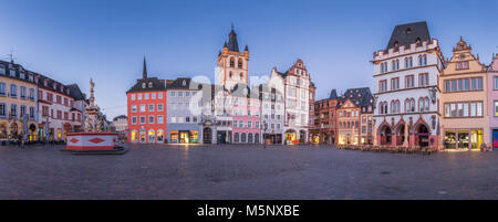 Panoramablick auf das historische Stadtzentrum von Trier mit dem berühmten Hauptmarkt und St. Gangolf Kirche in der Dämmerung, Rheinland Pfalz, Deutschland Stockfoto