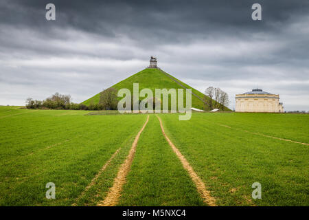 Die berühmten Lion Damm (Butte du Lion) Gedenkstätte, einer konischen künstlichen Hügel in Braine-l'Alleud comemmorating der Schlacht von Waterloo, Belgien Stockfoto