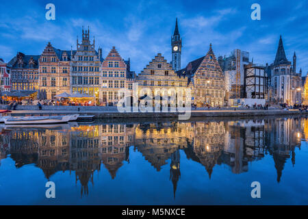 Panoramablick auf den berühmten graslei im historischen Stadtzentrum von Ghent bei Nacht beleuchtet mit Fluss Leie, Region Flandern, Belgien Stockfoto