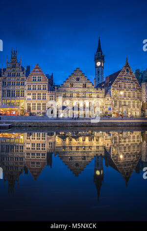 Panoramablick auf den berühmten graslei im historischen Stadtzentrum von Ghent bei Nacht beleuchtet mit Fluss Leie, Region Flandern, Belgien Stockfoto