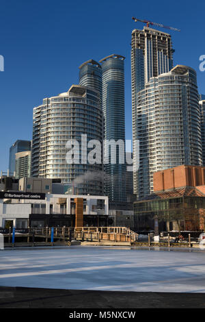 Leere Harbourfront Centre Schlittschuhlaufen eisbahn mit Hochhaus Condominium Tower in Toronto, im Winter Stockfoto