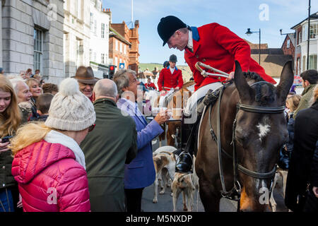 Ein southdown und Eridge Jagd Mitglied Getränke eine tirrup" Während der traditionellen Boxing Day treffen, High Street, Lewes, Sussex, UK Stockfoto