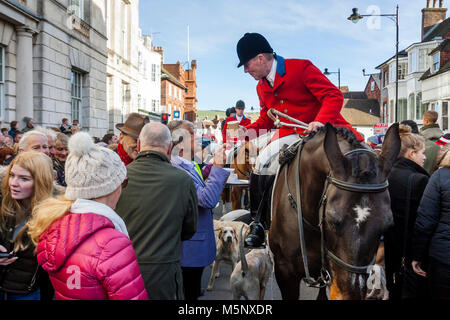 Ein southdown und Eridge Jagd Mitglied Getränke eine tirrup" Während der traditionellen Boxing Day treffen, High Street, Lewes, Sussex, UK Stockfoto