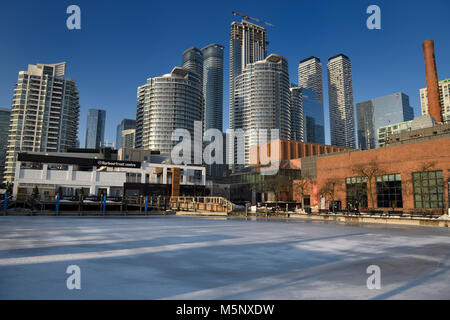 Leere Harbourfront Centre Natrel Teich Eislaufbahn mit Hochhaus Condominium Tower und Power Plant Contemporary Art Gallery Toronto im Winter Stockfoto