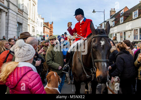 Ein southdown und Eridge Jagd Mitglied Getränke eine tirrup" Während der traditionellen Boxing Day treffen, High Street, Lewes, Sussex, UK Stockfoto