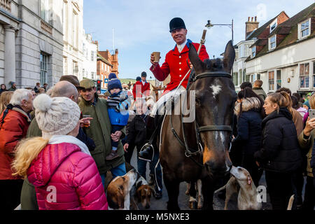 Ein southdown und Eridge Jagd Mitglied Getränke eine tirrup" Während der traditionellen Boxing Day treffen, High Street, Lewes, Sussex, UK Stockfoto