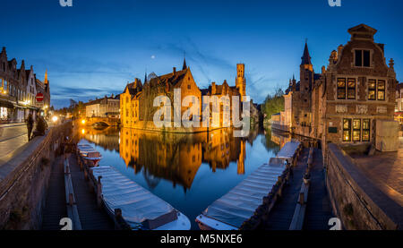 Hstoric Stadtzentrum von Brügge, die oft als das Venedig des Nordens, mit berühmten rozenhoedkaai leuchtet in der Dämmerung, Flandern, Belgien Stockfoto