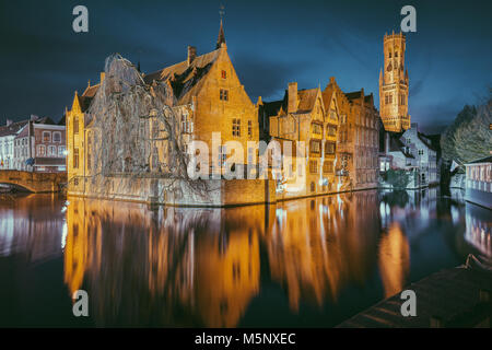 Hstoric Stadtzentrum von Brügge, die oft als das Venedig des Nordens, mit berühmten rozenhoedkaai leuchtet in der Dämmerung, Flandern, Belgien Stockfoto