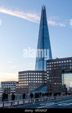 Pendler gehen über die London Bridge, die auf dem Weg zur Arbeit in der City of London, London, Großbritannien Stockfoto