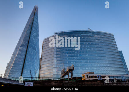 Ein Nahverkehrszug übergibt den Shard und die Nachrichten, Gebäude, London Bridge, London, UK Stockfoto