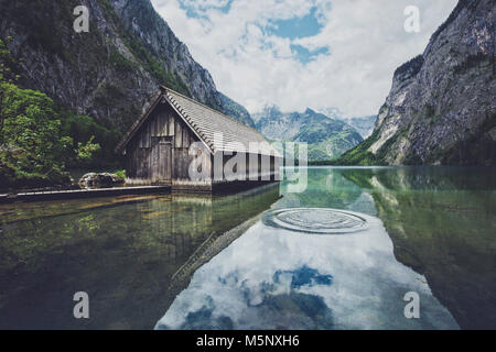 Wunderschöne Aussicht auf traditionellen hölzernen Bootes Haus am Ufer des berühmten Am Obersee im Nationalpark Berchtesgadener Land im Sommer, Bayern. Deutschland Stockfoto