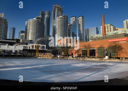 Leere Harbourfront Centre Natrel Teich Eislaufplatz mit Hochhaus Condominium Tower und Power Plant Contemporary Art Gallery Toronto im Winter Stockfoto