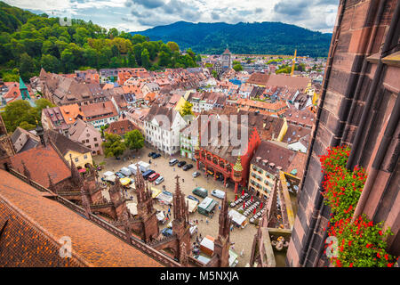 Luftbild der Altstadt Zentrum von Freiburg Im Breisgau vom berühmten Freiburger Münster im schönen Abendlicht bei Sonnenuntergang, Deutschland Stockfoto