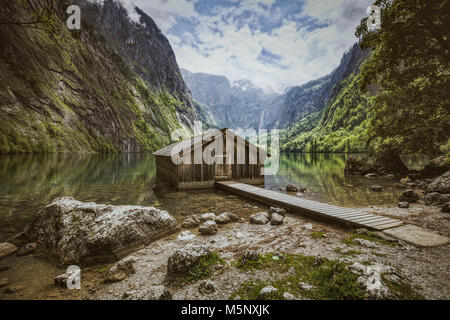 Wunderschöne Aussicht auf traditionellen hölzernen Bootes Haus am Ufer des berühmten Am Obersee im Nationalpark Berchtesgadener Land im Sommer, Bayern. Deutschland Stockfoto