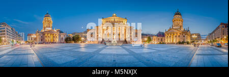 Gendarmenmarkt Panorama mit historischen Berliner Konzerthaus und Deutscher und französischer Kirchen in der Dämmerung Dämmerung, zentrale Berlin, Deutschland Stockfoto