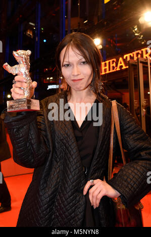 Berlin, Deutschland. 24. Februar, 2018. Elena Okopnaya, Gewinnerin des Silbernen Bären für eine herausragende künstlerische Leistung, nach der Preisverleihung im Rahmen der 68. Internationalen Filmfestspiele Berlin/Berlinale 2018 Berlinale Palast am 24. Februar 2018 in Berlin, Deutschland. Credit: Geisler-Fotopress/Alamy leben Nachrichten Stockfoto