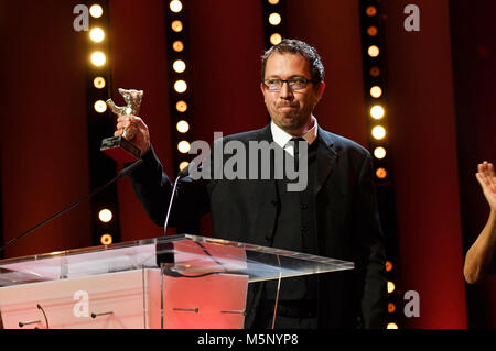 Berlin, Deutschland. 24. Februar, 2018. Marcelo Martinessi, Gewinner des Silbernen Bären Alfred Bauer Preis, während der Preisverleihung im Rahmen der 68. Internationalen Filmfestspiele Berlin/Berlinale 2018 Berlinale Palast am 24. Februar 2018 in Berlin, Deutschland. Credit: Geisler-Fotopress/Alamy leben Nachrichten Stockfoto