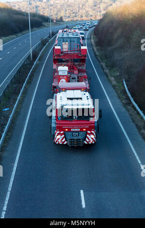 A27, Hove, East Sussex, UK, 25. Februar 2018; Elektrizität Transformator wird auf der Straße von Shoreham Port transportiert Montgomery. Last ist 78 Meter lang, 4,6 Meter breit und wiegt über 331 Tonnen. Credit: Ian Stewart/Alamy leben Nachrichten Stockfoto