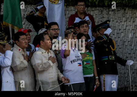 Quezon City, Philippinen. 25 Feb, 2018. Der frühere Präsident Fidel V. Ramos begrüßt, als er die Flagge führt - Anhebung Zeremonie zum Gedenken an den 32. Jahrestag der 1986 People Power Revolution. Die People Power Revolution oder die EDSA Revolution gestürzt der späten Diktators Ferdinand Marcos aus 20-Regel des Landes. Credit: Basilio H. Sepe/ZUMA Draht/Alamy leben Nachrichten Stockfoto