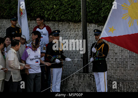 Quezon City, Philippinen. 25 Feb, 2018. Der frühere Präsident Fidel V. Ramos führt die Flagge - Anhebung Zeremonie zum Gedenken an den 32. Jahrestag der 1986 People Power Revolution. Die People Power Revolution oder die EDSA Revolution gestürzt der späten Diktators Ferdinand Marcos aus 20-Regel des Landes. Credit: Basilio H. Sepe/ZUMA Draht/Alamy leben Nachrichten Stockfoto