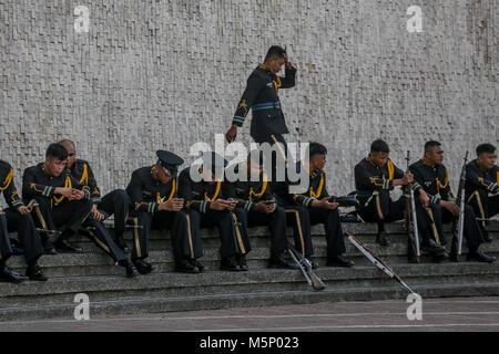 Quezon City, Philippinen. 25 Feb, 2018. Philippinische Soldaten bereiten sich auf die Fahne und die kranzniederlegung die Feiern zum 32. Jahrestag der 1986 People Power Revolution. Die People Power Revolution oder die EDSA Revolution gestürzt der späten Diktators Ferdinand Marcos aus 20-Regel des Landes. Credit: Basilio H. Sepe/ZUMA Draht/Alamy leben Nachrichten Stockfoto