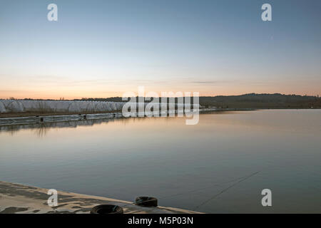 Tuesley Bauernhof, Godalming. 25. Februar 2018. Ein bitter kalt Start in den Tag für zu Hause Grafschaften heute. Sonnenaufgang über Tuesley Bauernhof in Godalming, Surrey. Credit: James Jagger/Alamy leben Nachrichten Stockfoto