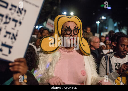 Tel Aviv, Israel. 24 Feb, 2018. Asylbewerber beteiligen sie sich an einem Protest gegen Abschiebung in Tel Aviv, Israel, 24. Februar 2018. Israel hält die überwiegende Mehrheit der annähernd 40.000 Migranten Arbeitssuchende werden und sagt, dass es keine rechtliche Verpflichtung, diese zu halten. Credit: Ilia Yefimovich/dpa/Alamy leben Nachrichten Stockfoto