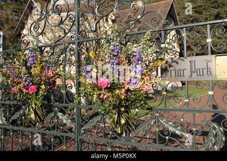 Henley-on-Thames, Oxfordshire, UK. 25. Februar, 2018. An Pater Park, einst die Heimat der ehemalige Beatle, Blumen wurden in Erinnerung an George Harrison anlässlich des Jahrestages seiner Geburt im Jahre 1943 gelegt. © D.Callcut/Alamy leben Nachrichten Stockfoto