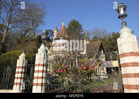 Henley-on-Thames, Oxfordshire, UK. 25. Februar, 2018. An Pater Park, einst die Heimat der ehemalige Beatle, Blumen wurden in Erinnerung an George Harrison anlässlich des Jahrestages seiner Geburt im Jahre 1943 gelegt. © D.Callcut/Alamy leben Nachrichten Stockfoto