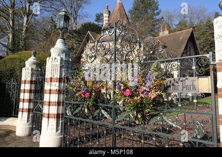 Henley-on-Thames, Oxfordshire, UK. 25. Februar, 2018. An Pater Park, einst die Heimat der ehemalige Beatle, Blumen wurden in Erinnerung an George Harrison anlässlich des Jahrestages seiner Geburt im Jahre 1943 gelegt. © D.Callcut/Alamy leben Nachrichten Stockfoto