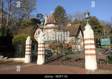 Henley-on-Thames, Oxfordshire, UK. 25. Februar, 2018. An Pater Park, einst die Heimat der ehemalige Beatle, Blumen wurden in Erinnerung an George Harrison anlässlich des Jahrestages seiner Geburt im Jahre 1943 gelegt. © D.Callcut/Alamy leben Nachrichten Stockfoto